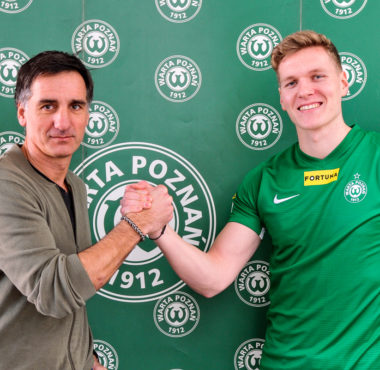 Michał Żebrakowski i dyrektor wykonawczy Warty Poznań Tomasz Wichniarek