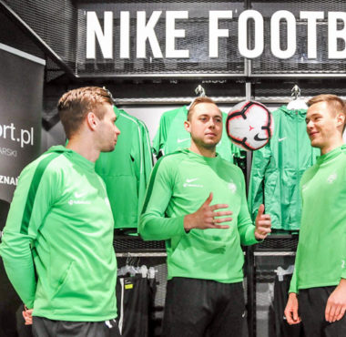 Michał Grobelny, Adrian Lis i Tomasz Dejewski - piłkarze Warty Poznań w salonie futbolsport.pl