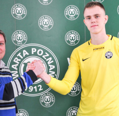 Konrad Syldatk (Warta Poznań) i dyrektor sportowy Warty Poznań Dawid Frąckowiak