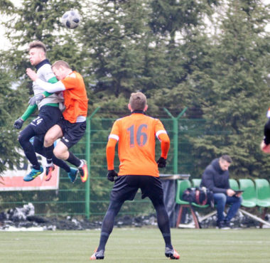 Sparing Warta Poznań - Chrobry Głogów. W górze Mateusz Wypych