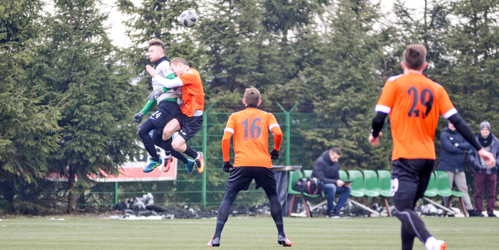 Sparing Warta Poznań - Chrobry Głogów. W górze Mateusz Wypych