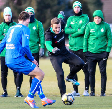 Sparing Warta Poznań - KKS 1925 Kalisz. Z piłką Wojciech Fadecki