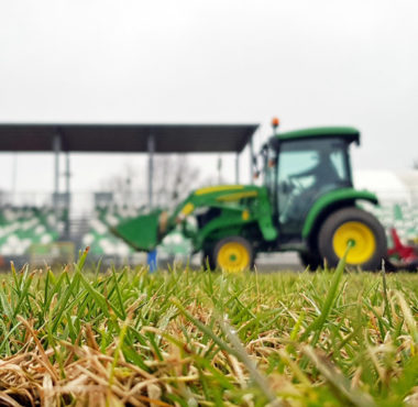 Pielęgnacja murawy na stadionie Warty Poznań