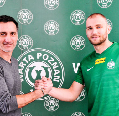 Mateusz Bodzioch i dyrektor wykonawczy Warty Poznań Tomasz Wichniarek