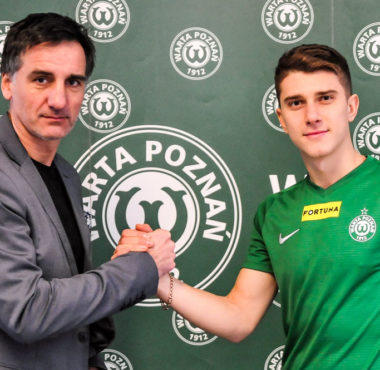 Serhij Napołow i dyrektor zarządzający Warty Poznań Tomasz Wichniarek