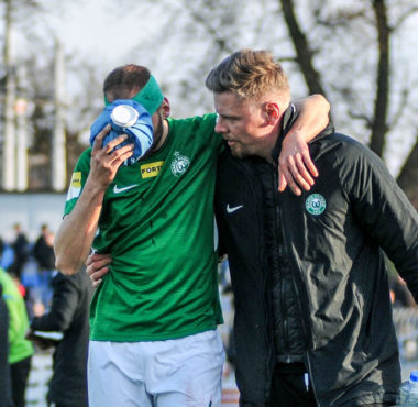 Raków Częstochowa - Warta Poznań. Mateusz Bodzioch i fizjoterapeuta Bartłomiej Smuniewski