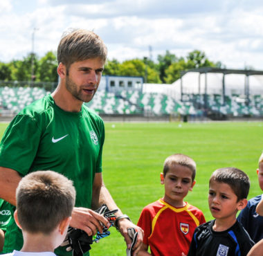 Artur Marciniak podczas treningu dla dzieci na stadionie Warty Poznań