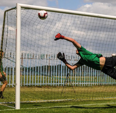 Trening bramkarzy Warty Poznań na obozie w Jarocinie