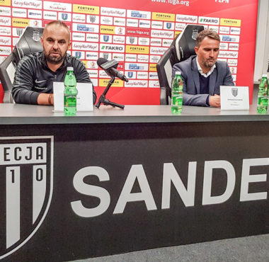 Trener Warty Poznań Piotr Tworek i trener Sandecji Nowy Sącz Tomasz Kafarski