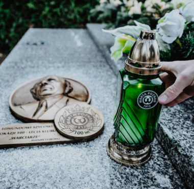 Piłkarze Warty Poznań na grobie Edmunda Szyca; fot. Agnieszka Torba