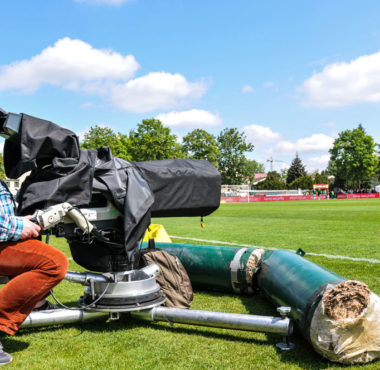 Kamera TV na meczu Warty Poznań