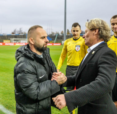 Stomil Olsztyn - Warta Poznań 1:3. Trenerzy Piotr Tworek i Piotr Zajączkowski