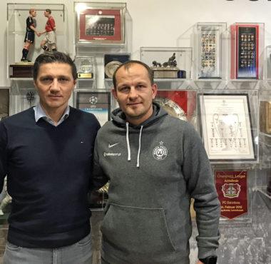 Wojciech Tomaszewski (Warta Poznań) na stażu w Bayerze Leverkusen. Z lewej Sławomir Czarniecki, koordynator ds. sportu w Bayerze