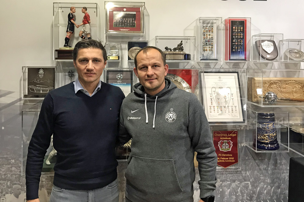Wojciech Tomaszewski (Warta Poznań) na stażu w Bayerze Leverkusen. Z lewej Sławomir Czarniecki, koordynator ds. sportu w Bayerze