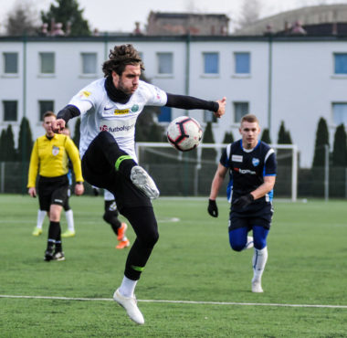 Unia Swarzędz - Warta Poznań 0:3 w sparingu. Mateusz Szczepaniak