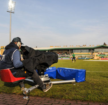 Warta Poznań - Stal Mielec. Kamera TV na stadionie w Grodzisku Wlkp.