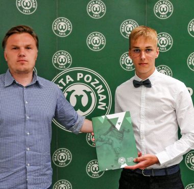 Filip Małek i dyrektor sportowy Warty Poznań Robert Graf
