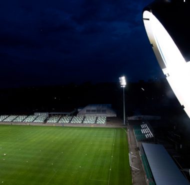 Jupitery na stadionie Warty Poznań przy Drodze Dębińskiej; fot. Adam Ciereszko