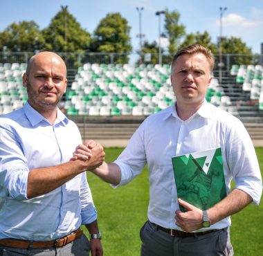 Właściciel Warty Poznań S.A. Bartłomiej Farjaszewski i dyrektor sportowy klubu Robert Graf