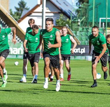 Trening piłkarzy Warty Poznań. Jakub Kiełb