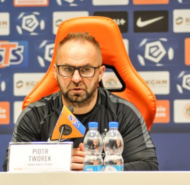 Zagłębie Lubin - Warta Poznań. Mateusz Kupczak i Michał Jakóbowski. Trener Piotr Tworek