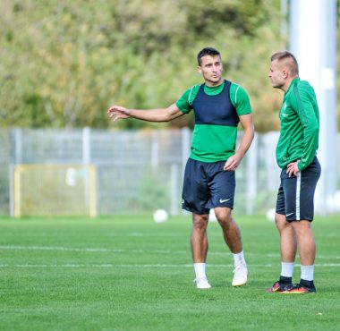 Jakub Kiełb i Michał Jakóbowski na treningu Warty Poznań