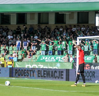 Kibice Warty Poznań na stadionie w Grodzisku Wlkp.