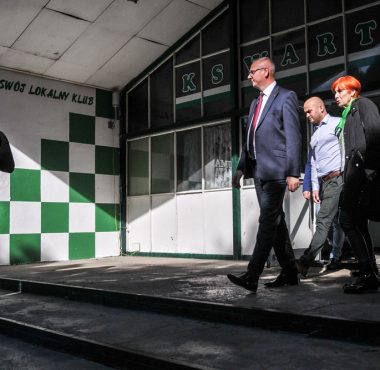 Wojewoda Łukasz Mikołajczyk podczas wizyty na obiektach Warty Poznań przy Drodze Dębińskiej 12