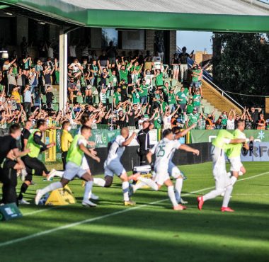 Kibice Warty Poznań na stadionie w Grodzisku Wlkp.