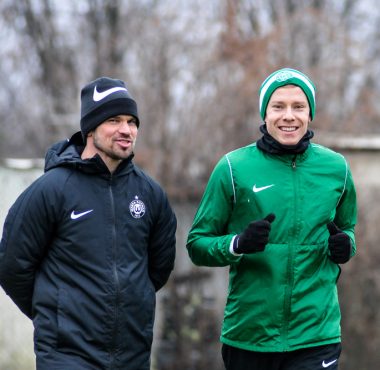 Michał Kopczyński wrócił do treningów. Obok trener przygotowania motorycznego Warty Poznań, Tomasz Olszewski