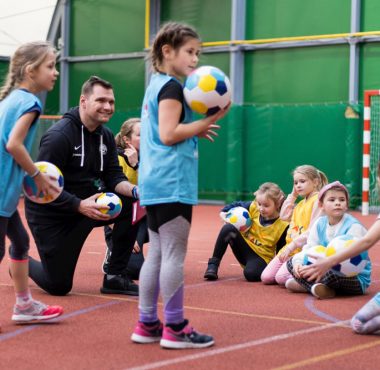 Trener Łukasz Nowak z Akademii Warty Poznań podczas zajęć UEFA Playmakers. Fot. Klaudia Berda