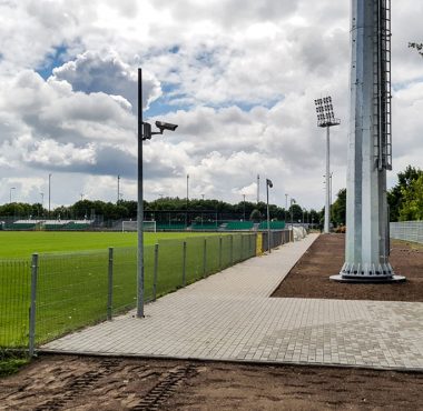 Chodnik od strony trybuny zachodniej w "Ogródku"