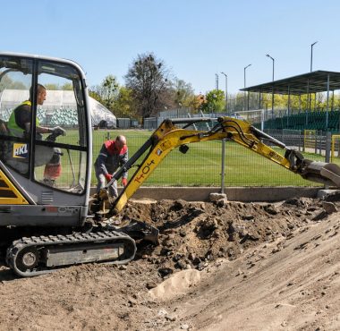 Wyrównywanie terenu po dawnej trybunie zachodniej w "Ogródku"