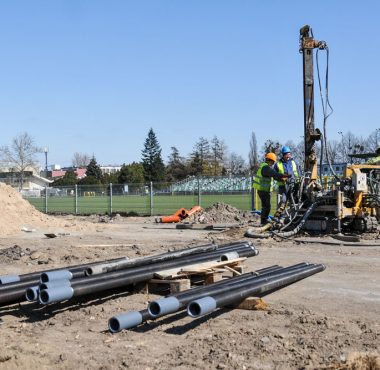 Palowanie przed postawieniem masztów oświetleniowych na stadionie Warty Poznań