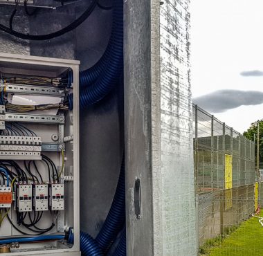 Rozdzielnice w jupiterach na stadionie Warty Poznań