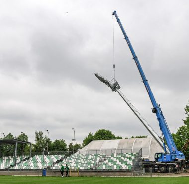 Ustawianie jupiterów na stadionie przy Drodze Dębińskiej 12 w Poznaniu