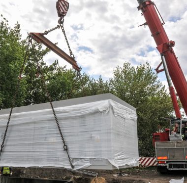 Ustawianie stacji transformatorowej na stadionie Warty Poznań