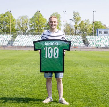 Robert Janicki z koszulką po setnym występie w Warcie Poznań