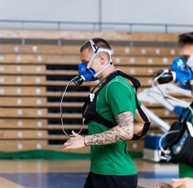 Testy wydolnościowe piłkarzy Warty Poznań w hali Cityzen; fot. Klaudia Berda