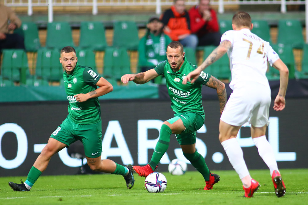 Warta Poznań gra z Olimpią Grudziądz. Adam Zrelak i Milan Corryn