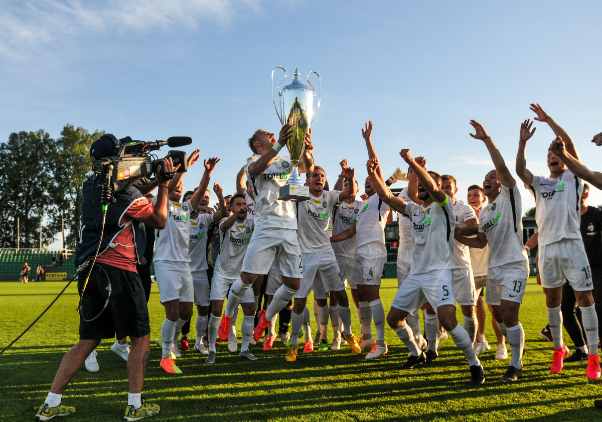 Piłkarze Warty świętujący awans do ekstraklasy w 2020 roku