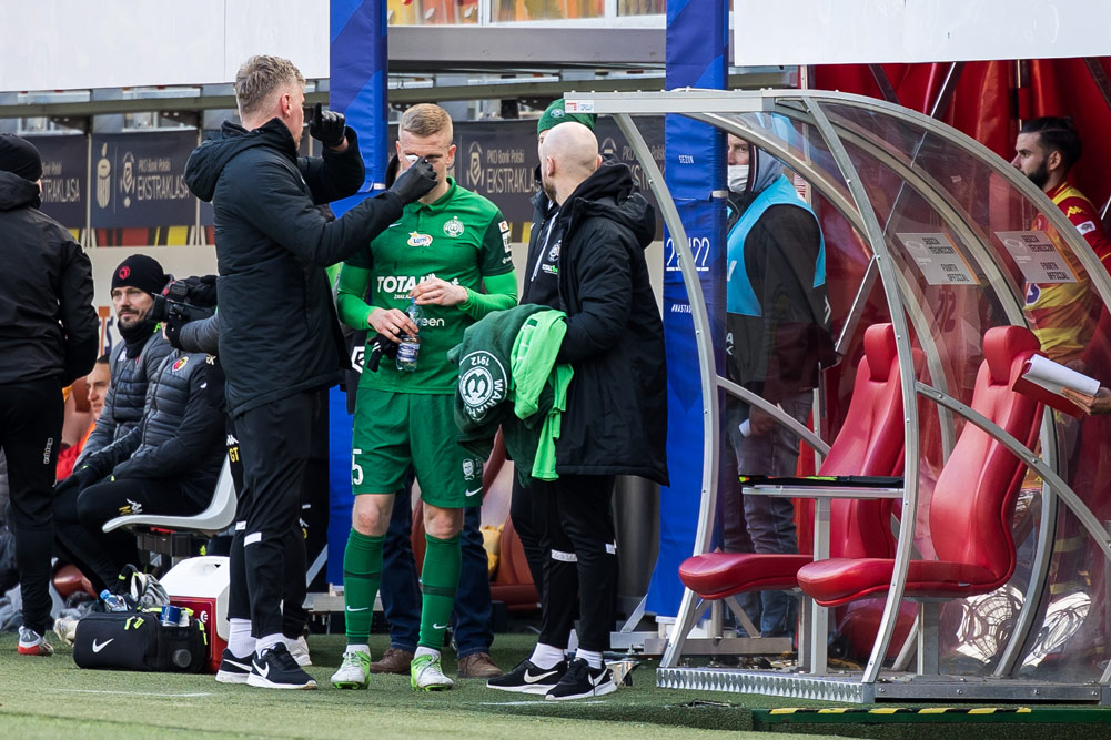 Kontuzja Michała Kopczyńskiego (Warta Poznań) w meczu z Jagiellonią Białystok