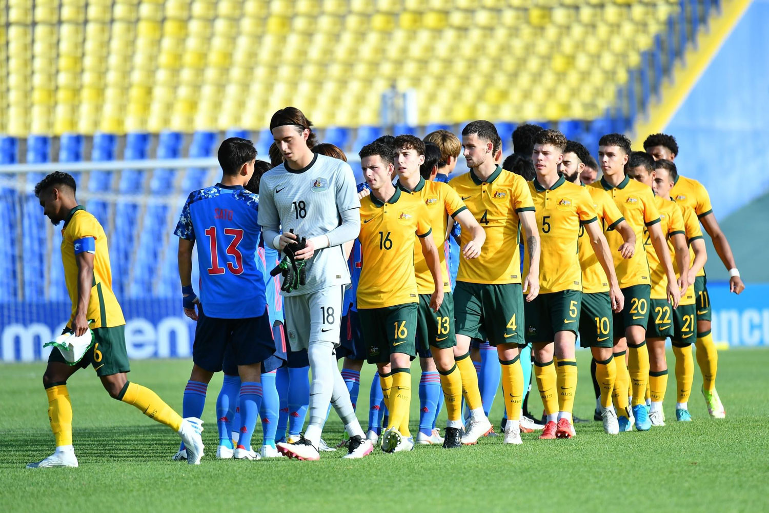 Jordan Courtney-Perkins (Warta Poznań) w barwach Australii U-23 przed meczem z Japonią