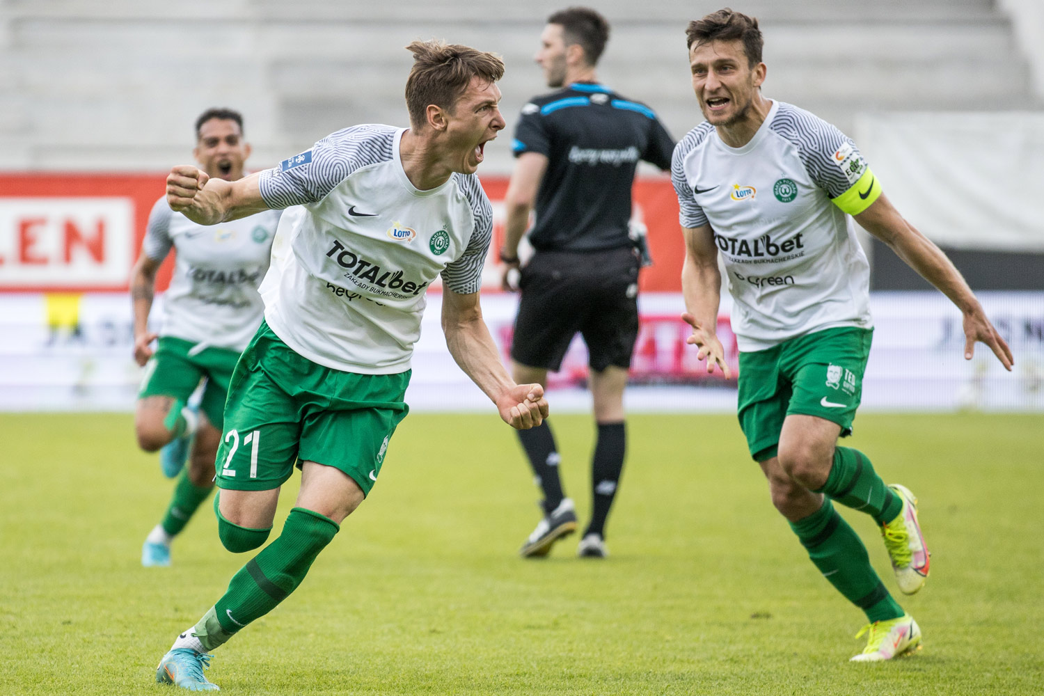 Ale zasadził!; radość piłkarzy Warty Poznań po strzelonym golu