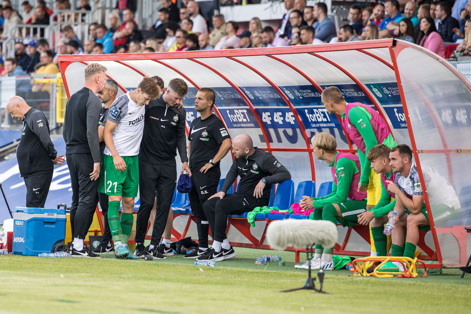 Raków Częstochowa - Warta Poznań 1:0. Kontuzja Mateusza Kupczaka