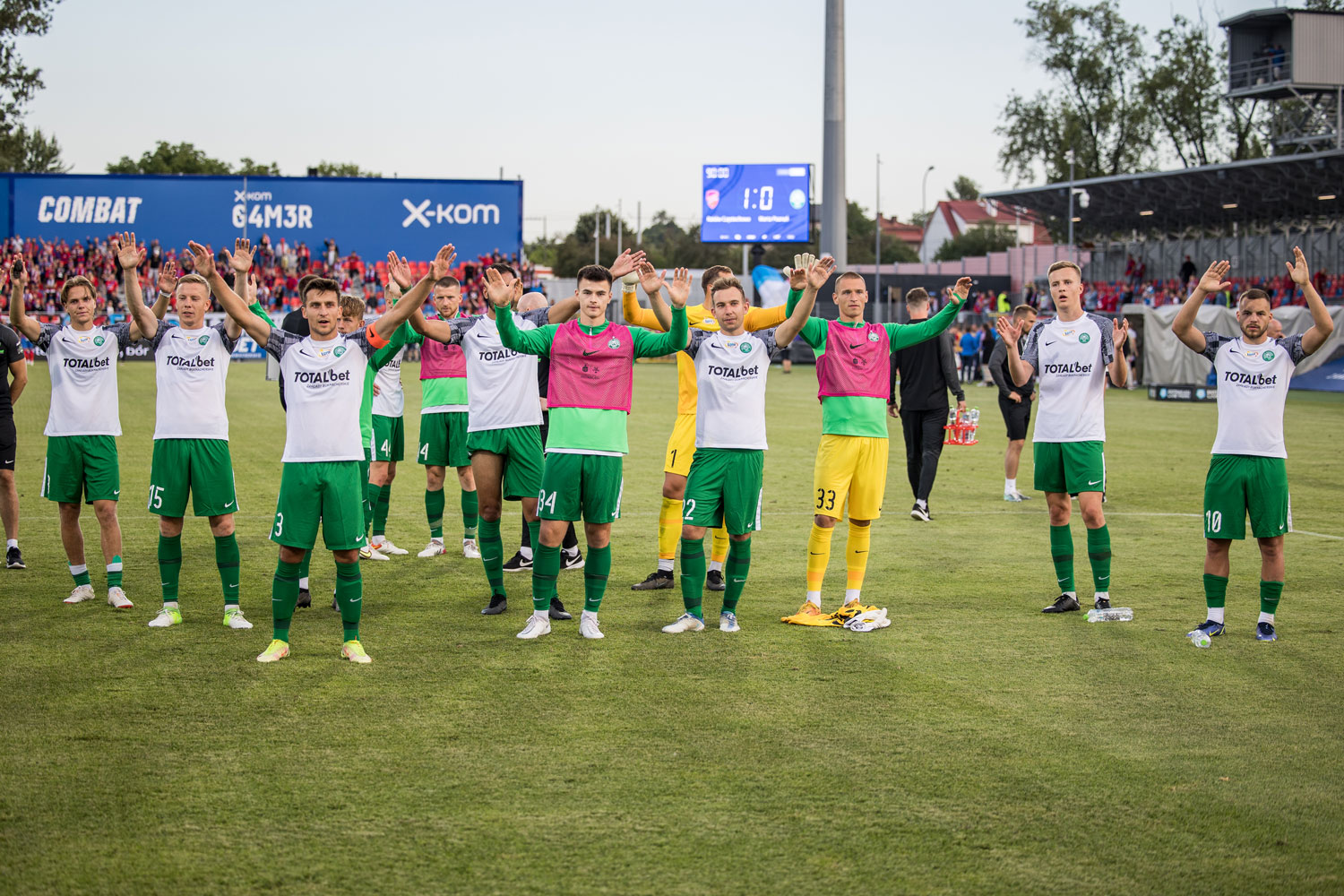 Piłkarze Warty Poznań dziękują kibicom za doping; wyjazd na mecz z Miedzą Legnica