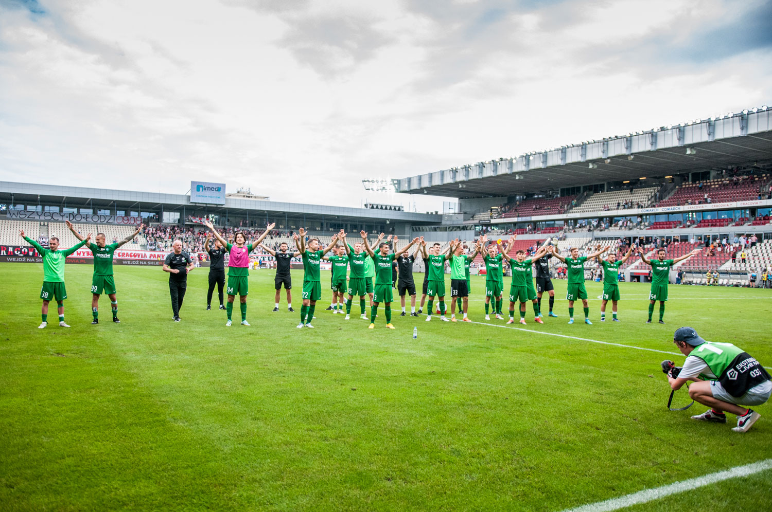 Piłkarze Warty Poznań dziękują kibicom za doping