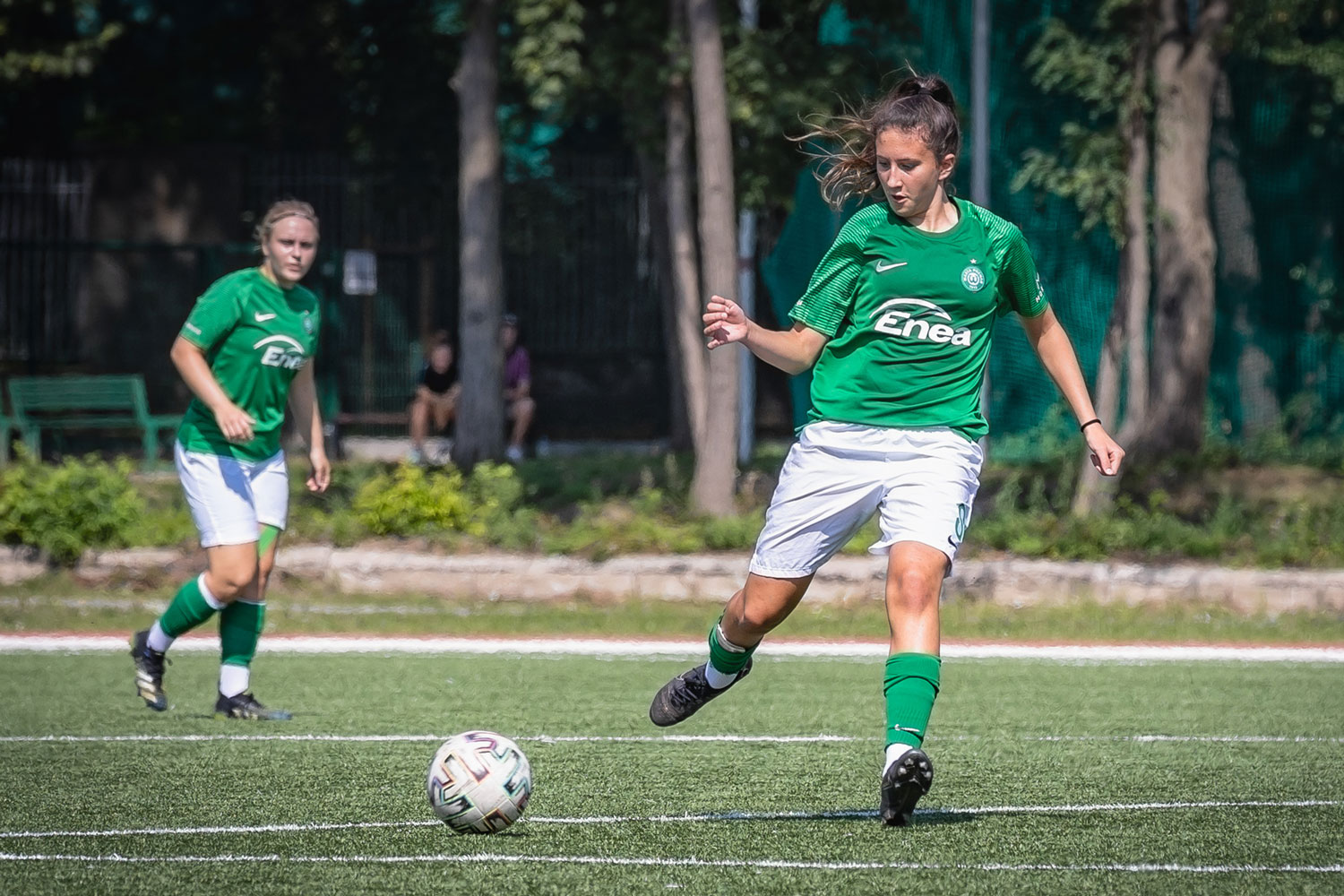 Piłkarki Warty Poznań grają na boisku przy ul. Warmińskiej